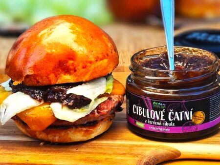 Cheeseburger s cibulovým čatní Cheeseburger s cibulovým čatní