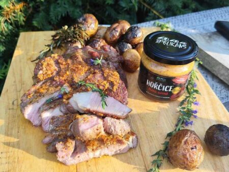 Krkovice na grilu s hořčičnou krustou a pečenými brambory